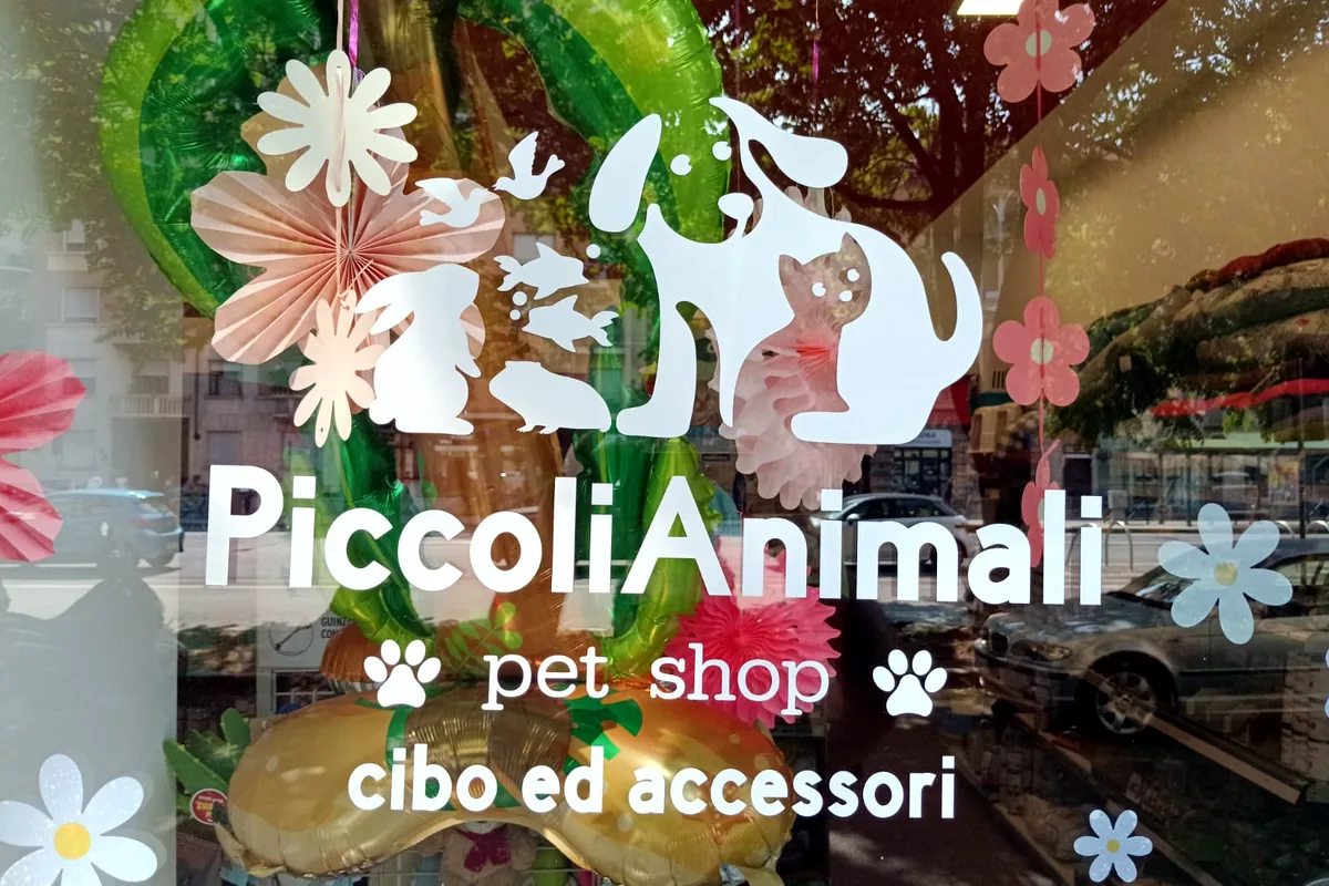 Dettaglio della vetrina di Piccoli Animali